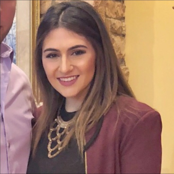 Meet your Posher, Ariana - Picture 1 of 1